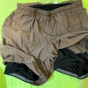 2-in-1 cycling short. Chamois padding, inner mesh compression tight. Bellwether